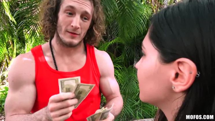 Parkta minik kızıl Ava Parker Brick’in sikini afiyetle yiyor