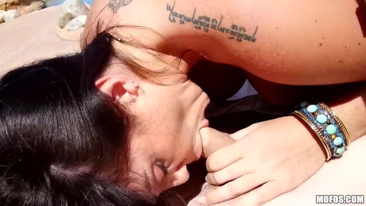 Alison Tyler havuz başında koca sikini köküne kadar yiyor