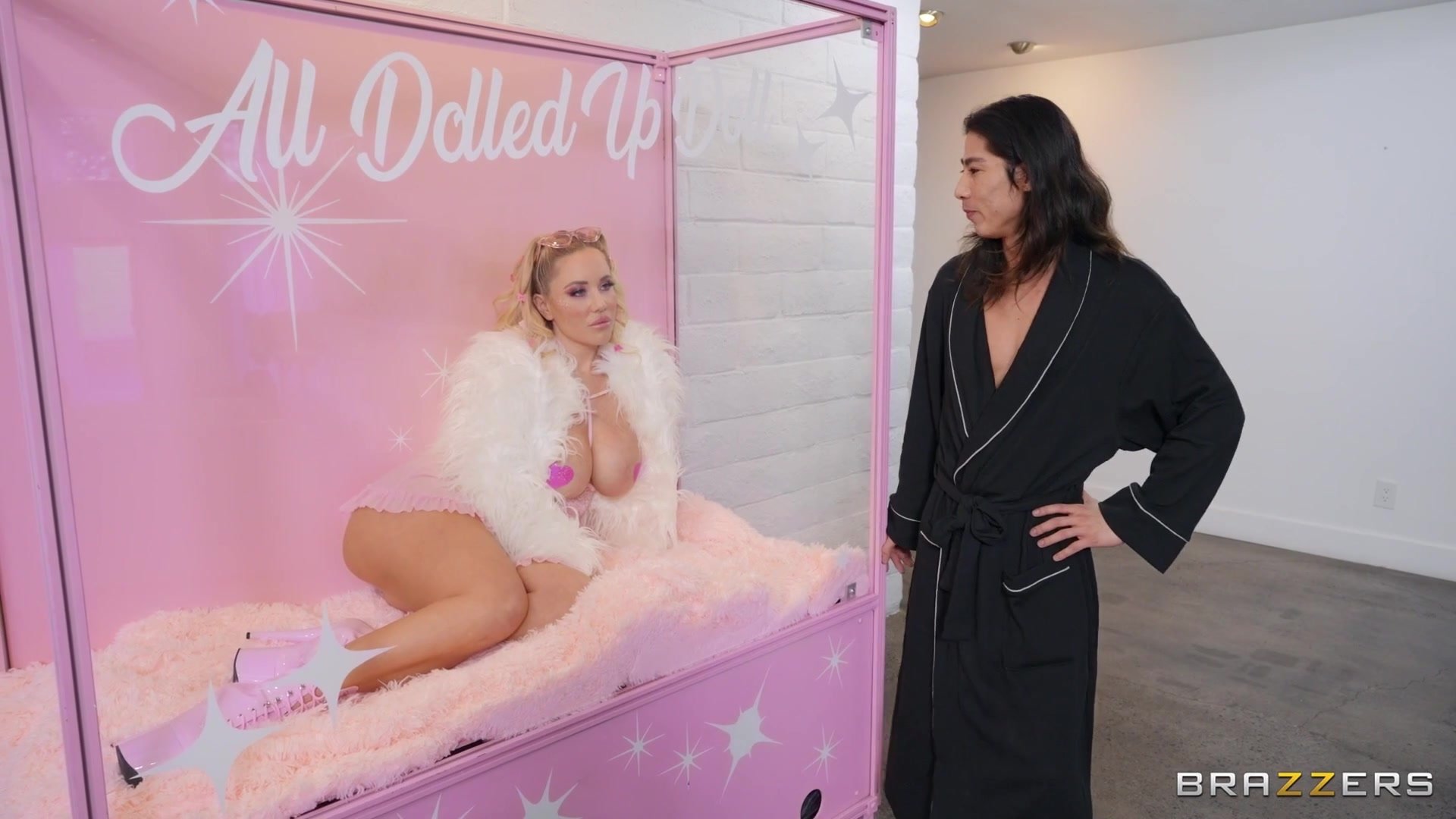 Duygusal anlarda porno kızlar sikle coşup dağıtıyor