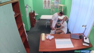 Hemşire formasıyla gelen hatun doktorun sikini amına alıyor