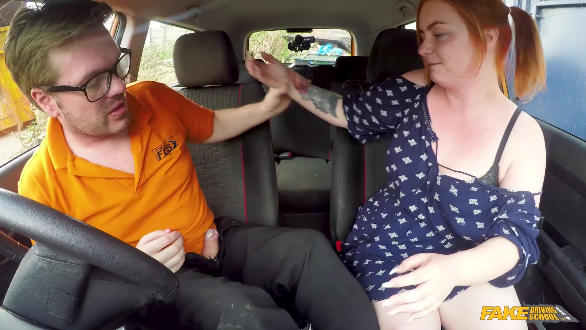 Kırmızı kafalı bombeli hatun arabada hocaya amını kaptırıyor