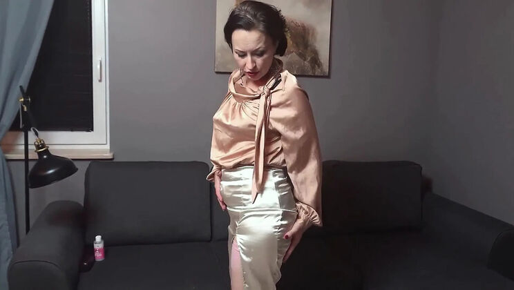 Wanilianna çoraplı kıllı amına anal dildo sokup kuduruyor