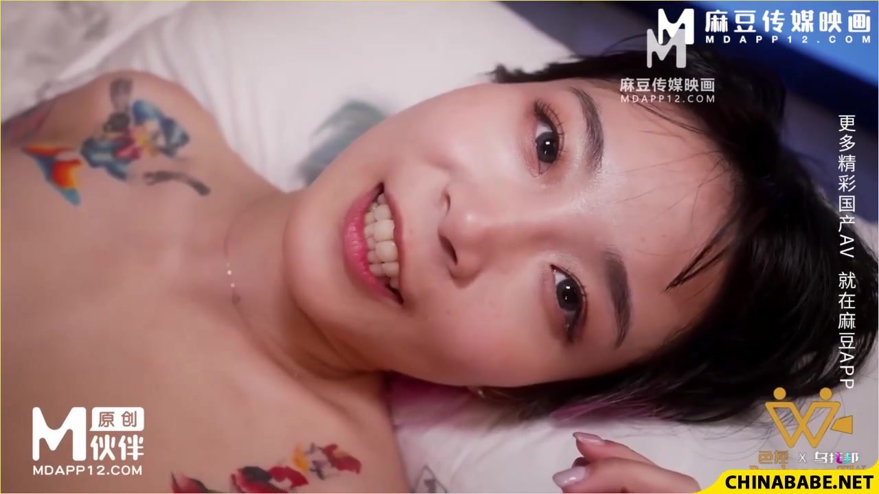 Zayıf Asyalı çıtır deli gibi sikişe abanıyor