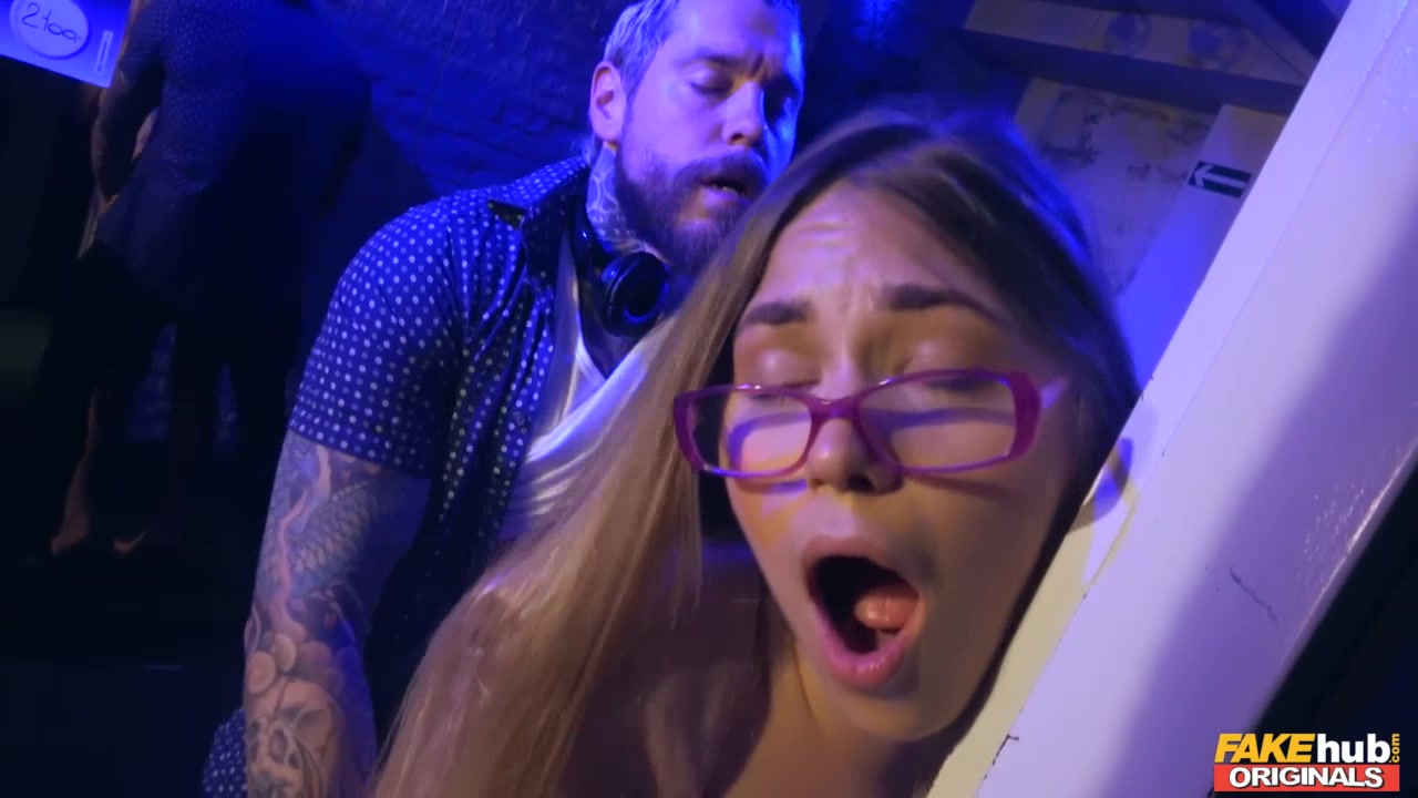 Gözlüklü nerd kızı gece kulübünde duvara dayayıp sikişiyorlar