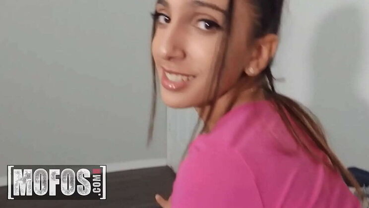 Üvey babası Angelica’nın kıçını kökleyip üstüne boşalıyor