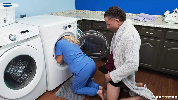 Azgın hemşire Danielle hastane odasında sapı ağzında patlatıyor